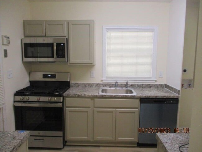 Building Photo - 2032 Rector Dr SW