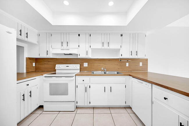 Building Photo - 6542 NW 24th Ct