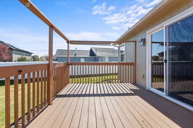 Building Photo - Colbert WA Rancher with Full basement for RENT!
