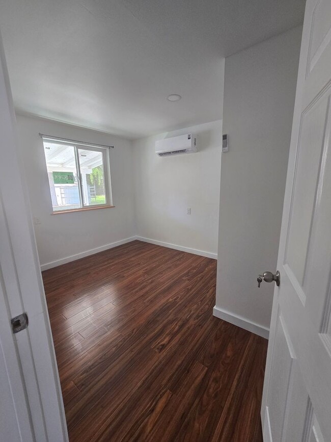 Building Photo - Beautiful 2Bedroom Home Available Now!