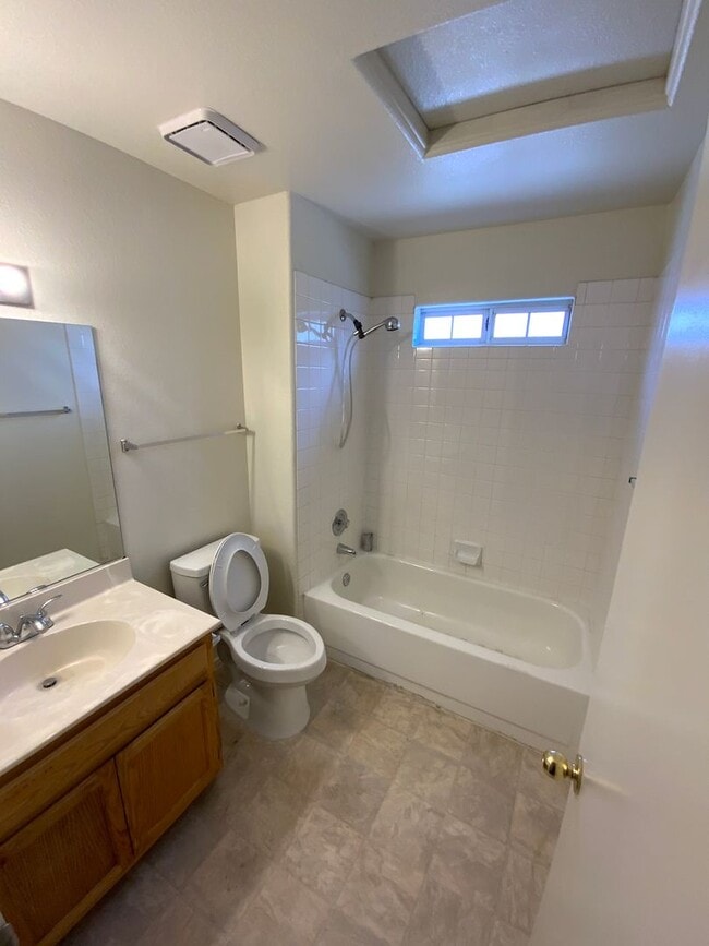 Building Photo - BEAUTIFUL CORNER UNIT CONDO!