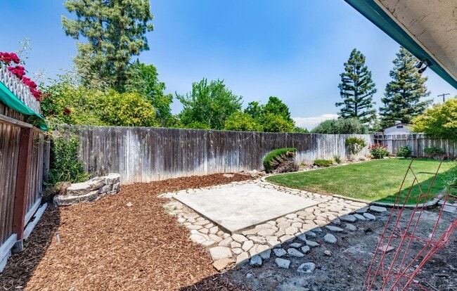 Building Photo - Charming 3-Bedroom Home with Beautifully U...