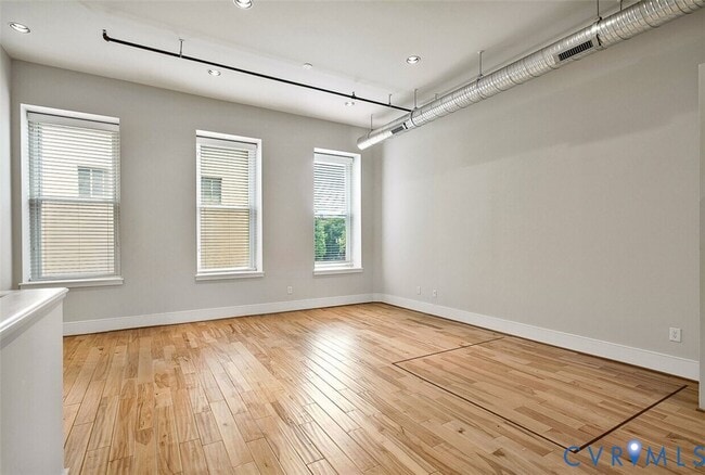 Building Photo - 105 E Broad St