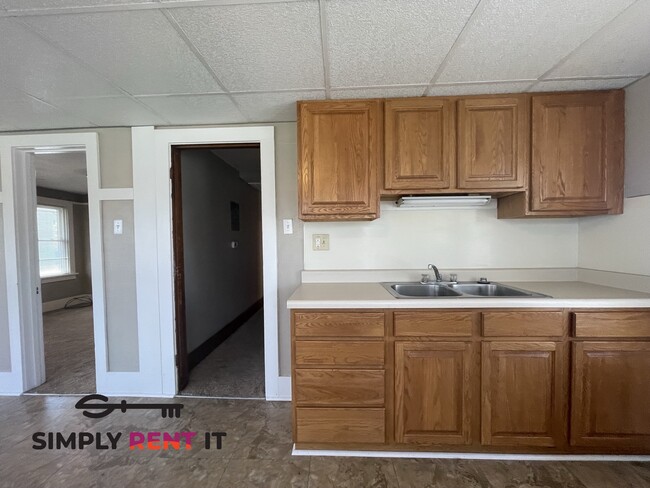 Building Photo - Renovated Triplex with 2 Bedrooms On Campus!