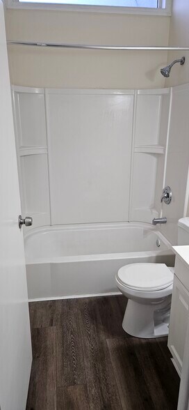 Full bath - 232 Cincinnati Ave