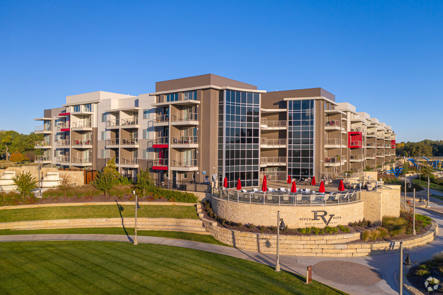 Building Photo - River Vista