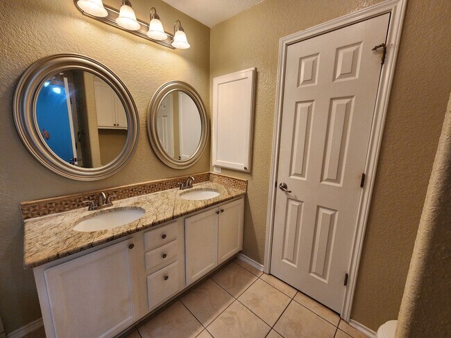 Building Photo - Spacious 3 Bedroom/2.5 Bath Home