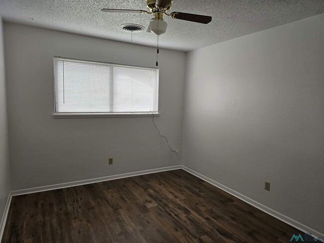 Building Photo - 2300 Moberly Dr