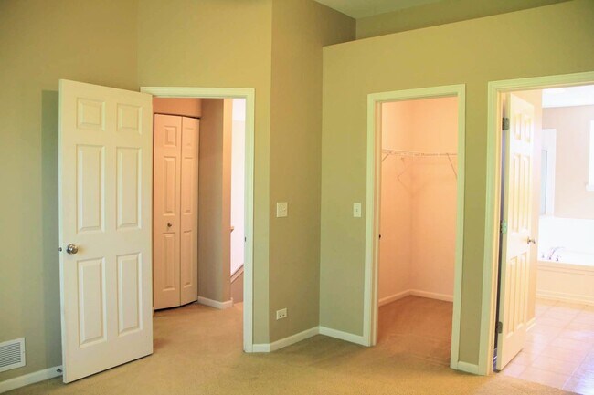 Building Photo - 32427 N Mackinac Ln