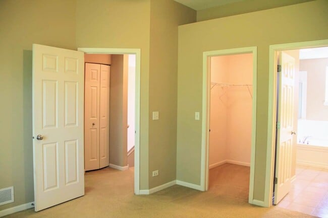 Building Photo - Beautiful Townhome for rent in Lakemoor!