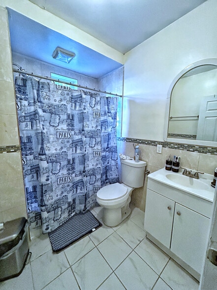 Building Photo - 779 Lake St