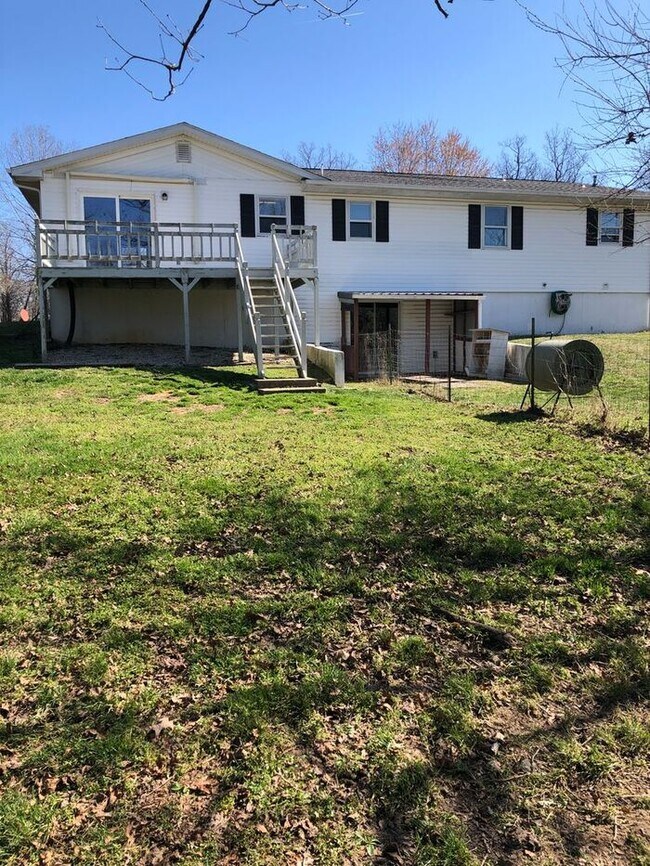 Building Photo - Available May 12th!!!! Laquey school district