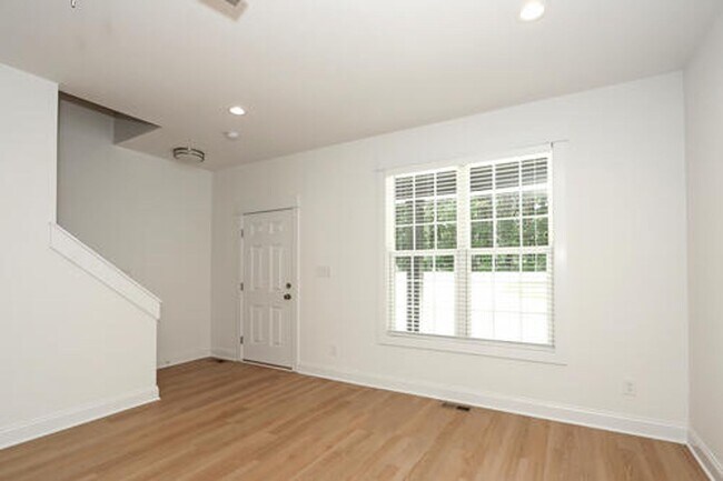 Building Photo - Luxury Townhouse in Sherrills Ford