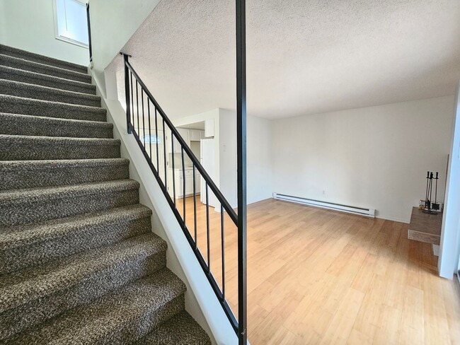 Building Photo - $1,250 - 1 Bed / 1 Bath Spacious Two-Story...