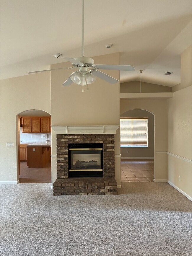 Building Photo - 3 Bedroom 2 Bath Home