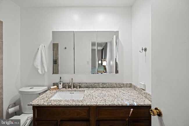 Building Photo - 809 Woodley Dr