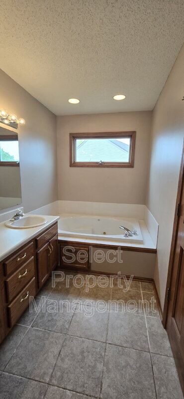 Building Photo - 3120 Pinoak Ct