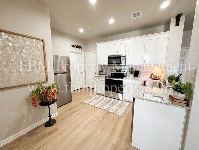 Building Photo - 2117 Luna Dr