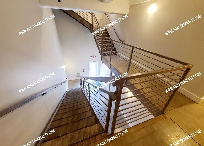 Building Photo - 3001 Gillham Rd