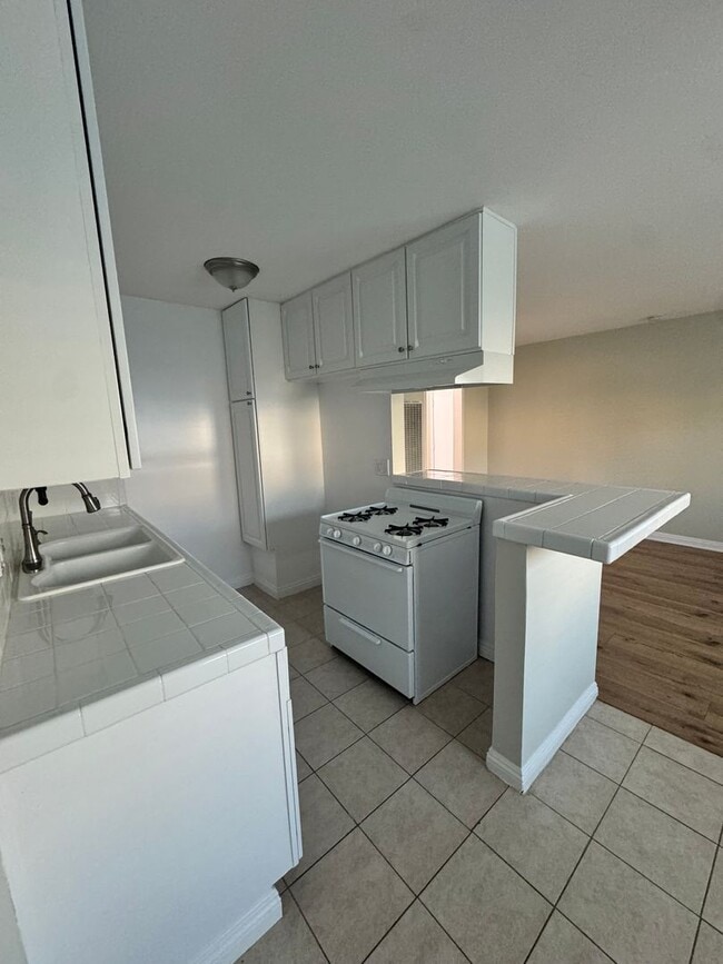 Building Photo - 1 BDRM DOWNSTAIRS AVAILABLE!