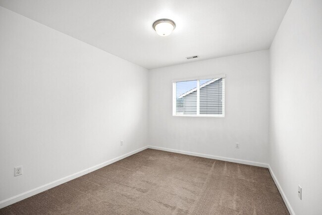 Building Photo - Spacious 4-Bed Puyallup Home For Rent | 3-Car Garage & Quick Commute to JBLM!