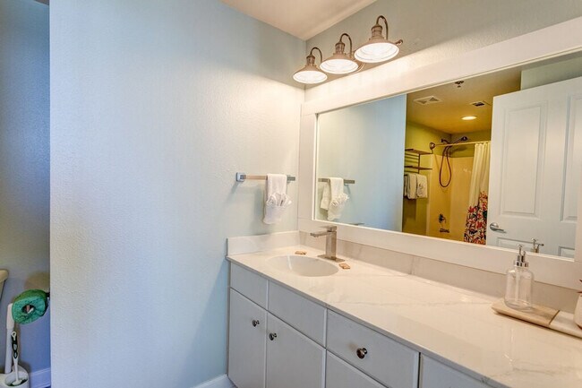 Building Photo - 998 Gulfside Ct