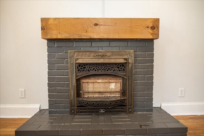 Building Photo - Beautifully Renovated 2/1 in Desirable Gra...