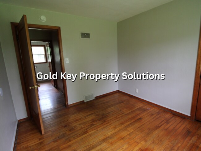 Building Photo - Large 3 BR 1 BA House with Garage and Central Air SECTION 8 APPROVED