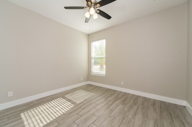 Building Photo - 398 Camellia Ct