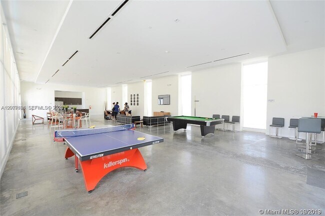 Building Photo - 15051 Royal Oaks Ln