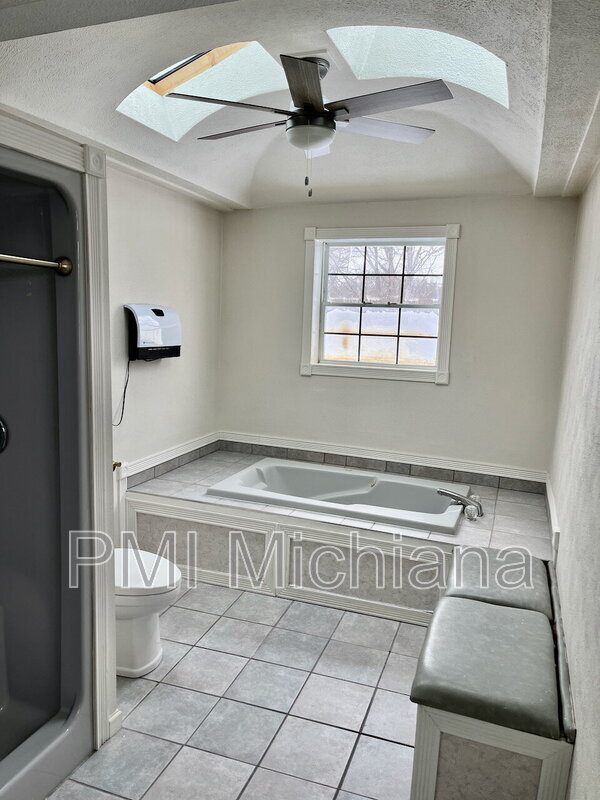 Building Photo - 19901 Oakdale Ave