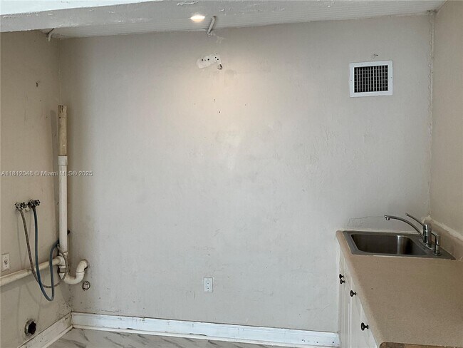 Building Photo - 418 NW 48th St