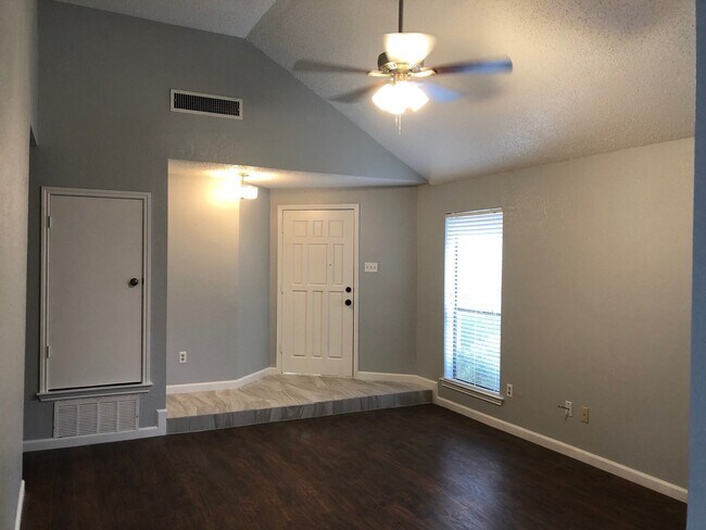 Building Photo - 3/2/2 Great neighborhood!  Move in Ready!