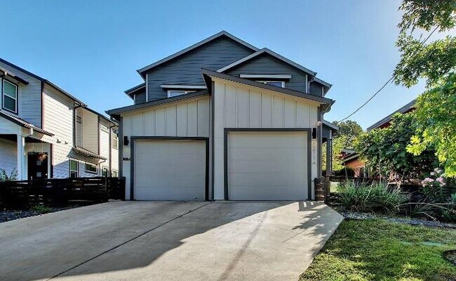 Building Photo - 1211 Cometa St
