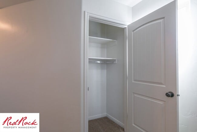 Building Photo - End Unit, DOG-FRIENDLY 3 Bedroom Townhome ...