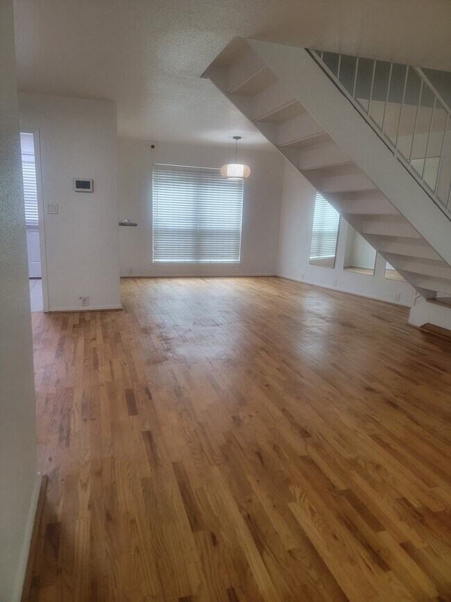 Building Photo - 3303 W Greenridge Dr