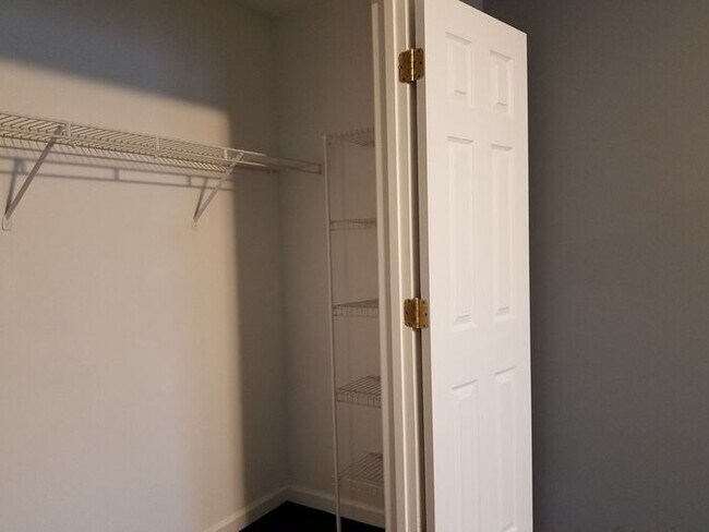 Building Photo - 3 Bedrooms 4 Bathroom House