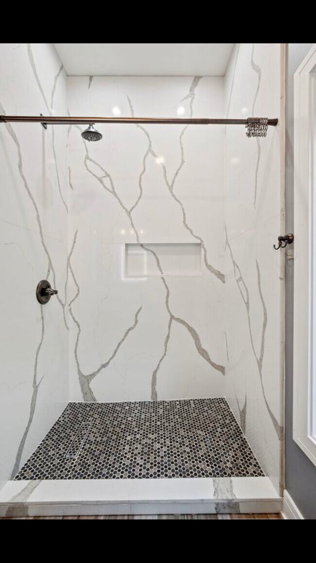 Second bath - 4133 W Hirsch St