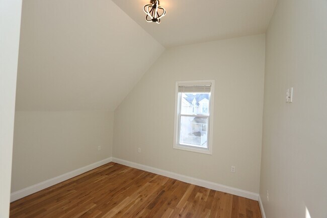 Building Photo - 14-16-16 Harriet St