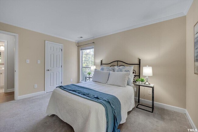 Building Photo - 1008 F Kingwood Drive, Chapel Hill, NC  27517