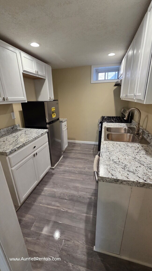 Building Photo - Quiet Studio Apartment - Check out the VIDEO TOUR