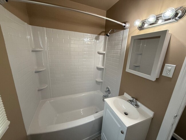 Building Photo - 3 Bedroom, 1 Bath Home Move-In Ready! Sec....