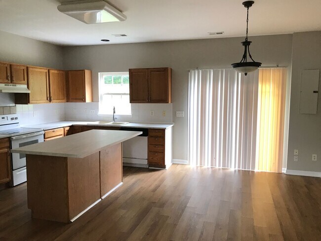 Building Photo - Great 3 Bedroom 2.5 Bath End Unit Townhome!