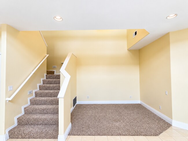 Building Photo - 935 S Flintridge Way