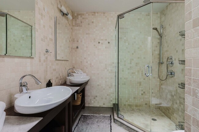 Building Photo - 323 E 51st St