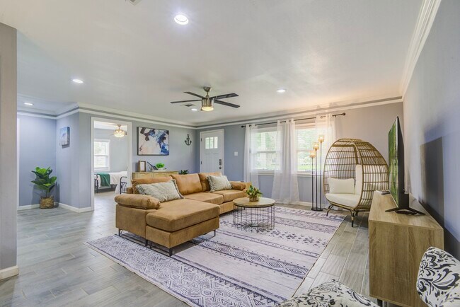 Building Photo - 541 Circle Dr