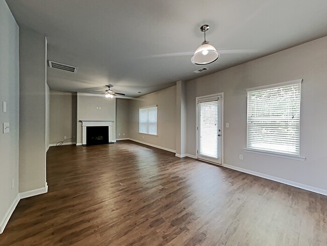 Building Photo - Now Leasing! Your New Home Awaits! 4BR Bea...