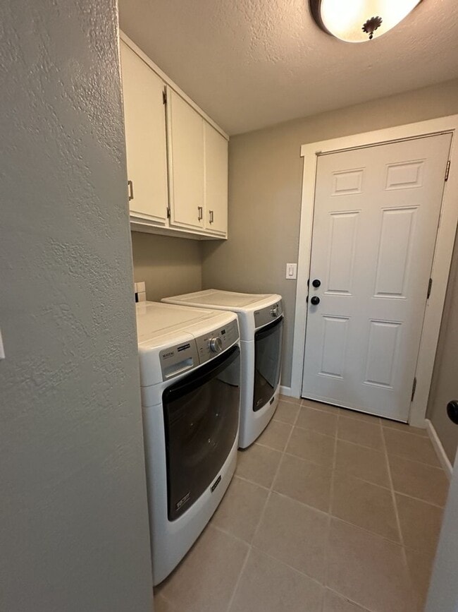 Building Photo - Pristine 3-Bedroom, 2-Bath Home with Modern Features in North Medford