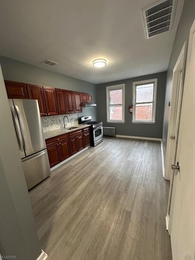 Building Photo - 255-257 E 16th St