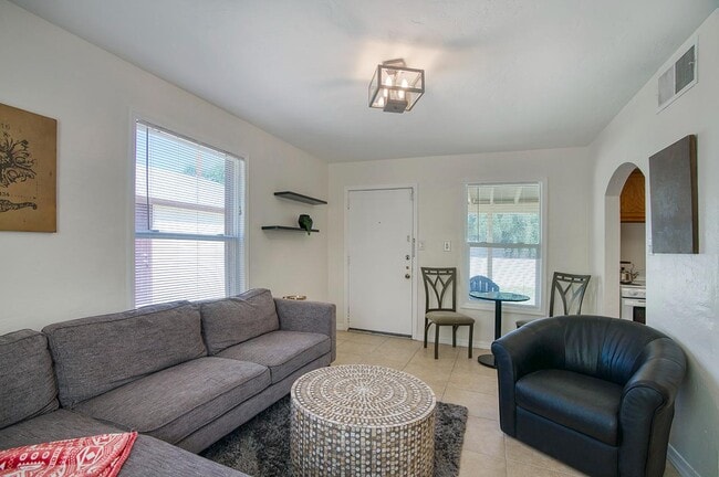 Building Photo - 502 W Roma Ave